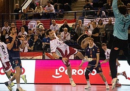 Álvaro Martínez lanza desde la posición de pivote.