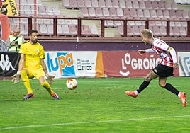 Sergio Gil dispara para hacer el 1-0 ante Toño Ramírez.