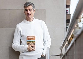 Carlos Villar Flor posa con un ejemplar de su última novela.