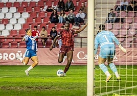 Flavine se prepara para pegarle al balón dentro del área contra el Espanyol en Las Gaunas.