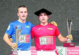 Senar, de rojo y ya con la chapela de ganador en su cabeza, sujeta su trofeo junto a Amiano.