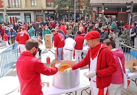 Degustacion de migas de la Peña Lubumbas durante las fiestas de San José.