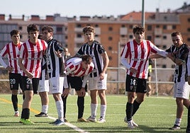 Los jugadores de la UDL B y el Haro esperan a la salida de un córner.