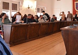 Los concejales y concejalas, abandonando el salón de plenos tras suspenderse la sesión.