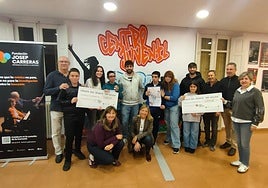 Usuarios del Centro Juvenil entregaron los cheques recaudados.