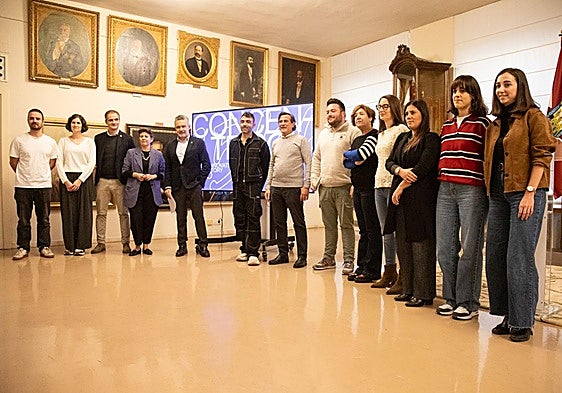 Organizadores y colaboradores del festival Concéntrico, este lunes en el salón de retratos del Consistorio logroñés.
