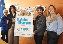 La vicepresidenta de la entidad, Mari Carmen Ballojera, la concejala de Servicios Sociales, Patricia Sainz, el presidente de Asdir, Alfredo Ledesma y la miembro de la junta directiva, Susana Muro, en la presentación de la campaña.