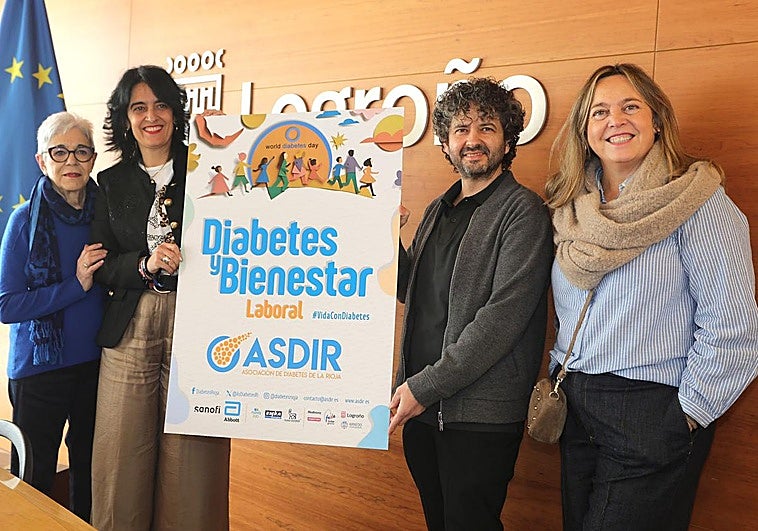 La vicepresidenta de la entidad, Mari Carmen Ballojera, la concejala de Servicios Sociales, Patricia Sainz, el presidente de Asdir, Alfredo Ledesma y la miembro de la junta directiva, Susana Muro, en la presentación de la campaña.