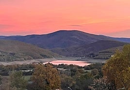 Atardecer reflejado sobre la cada vez más pequeña lámina de agua del González Lacasa, este domingo.