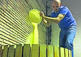 Alberto Pedrajo, trabajando con sus vinos en la bodega