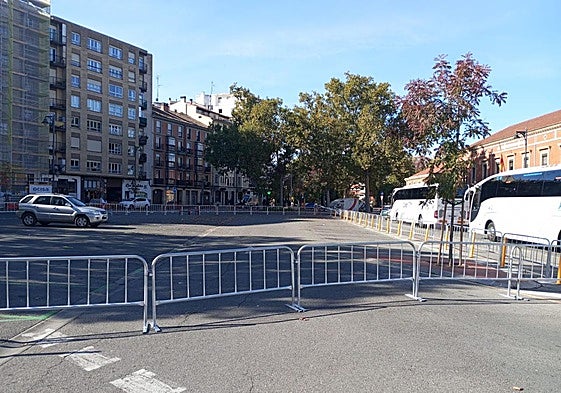La plaza Ángel Bayo, frente a la Comandancia, ya cerrada, a la espera de las excavaciones, manteniendo la parada de taxis y autobuses.