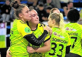 Paula Morales y Paula Milagros se abrazan tras caer ante el Beti Onak.