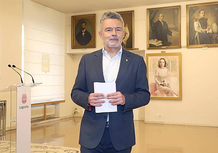 Escobar, durante su comparecencia en la que ha explicado las modificaciones en el organigrama del ejecutivo local.