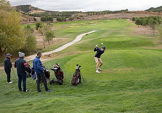 Un jugador inicia su recorrido con toda la calle por delante mientras es observado por sus compañeros de partido.