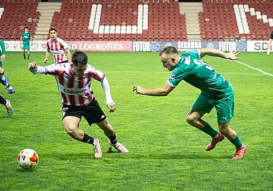 Miguel corre tras el balón en el partido en Las Gaunas.