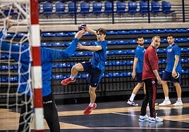 Jon Sastre lanza a portería en un entrenamiento.