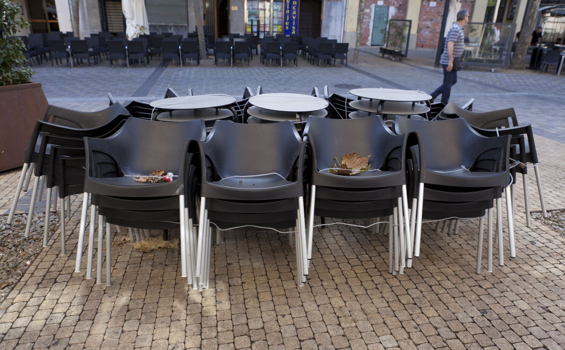 Terrazas, desmontada y montada, en una de las peatonales de Logroño.