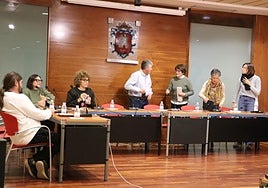 La alcaldesa conversa con sus ediles antes del inicio de la sesión.