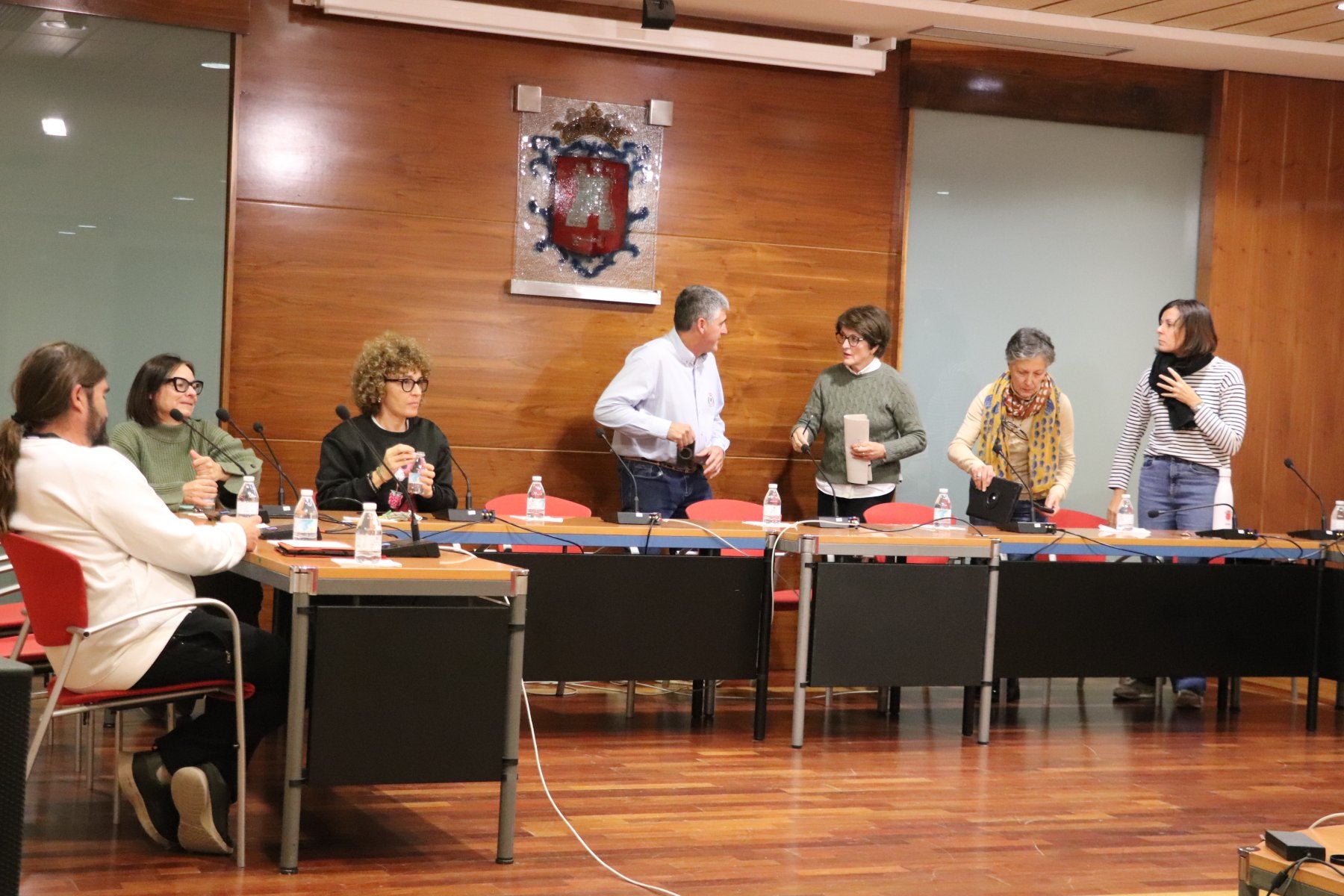 La alcaldesa conversa con sus ediles antes del inicio de la sesión.