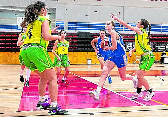 Imagen de archivo de un partido de baloncesto femenino de deporte base en el polideportivo Lobete.