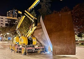 Dos grúas elevadoras aparcadas por la noche en el monumento a las Víctimas del Terrorismo de Logroño