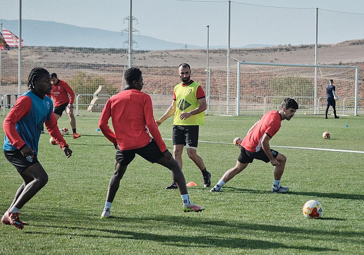 Lupu, de amarillo, en un entrenamiento de esta semana.