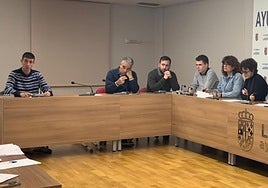 El nuevo concejal de Vox, David Monasterio, a la izquierda, durante el último pleno municipal.