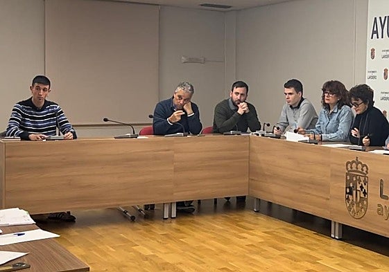 El nuevo concejal de Vox, David Monasterio, a la izquierda, durante el último pleno municipal.