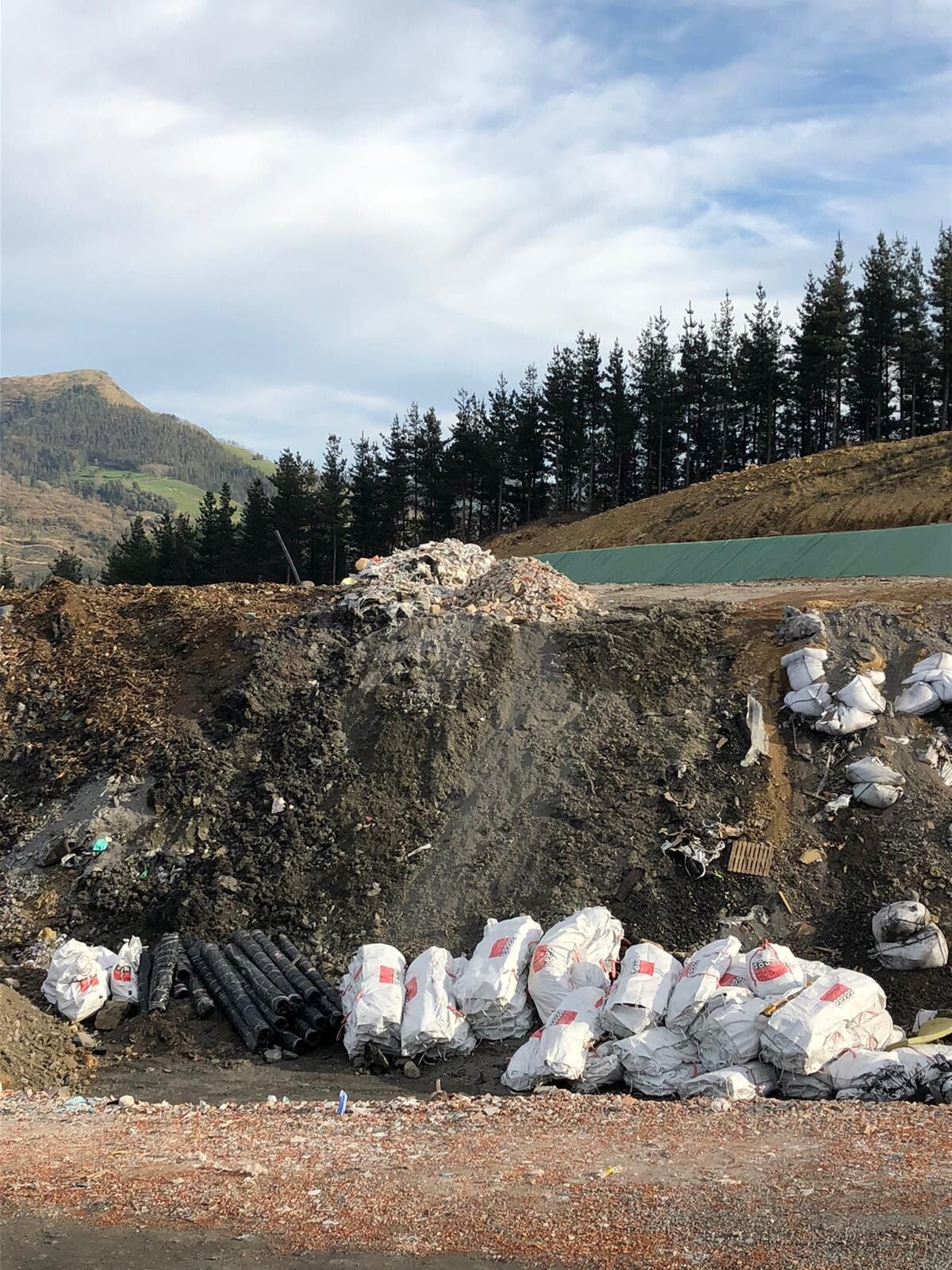 Amianto apilado en Zaldíbar tras el colapso del vertedero.