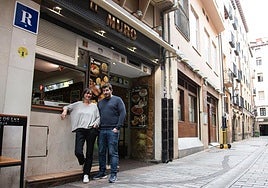 Noelia Binaburo y José Antonio González, frente a El Muro, cuyas riendas cogieron en el mes de marzo.