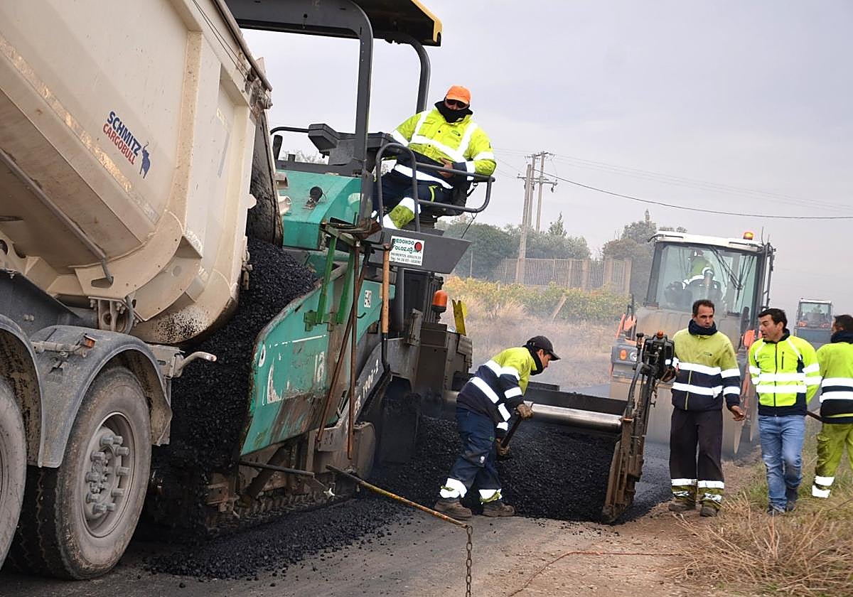 Operarios de la empresa adjudicataria de las obras, trabajaban ayer en uno de los tramos de la carretera LR-482.