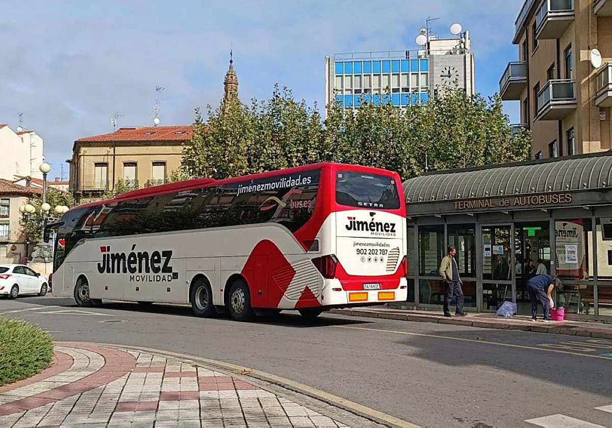 Un autobús pasa junto a la estación de Santo Domingo de la Calzada, en una imagen de archivo.