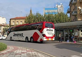 Un autobús pasa junto a la estación de Santo Domingo de la Calzada, en una imagen de archivo.