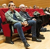 Isaías Lafuente (iz.) y Víctor Manuel en el aula magna del edificio de Ingeniería Industrial.