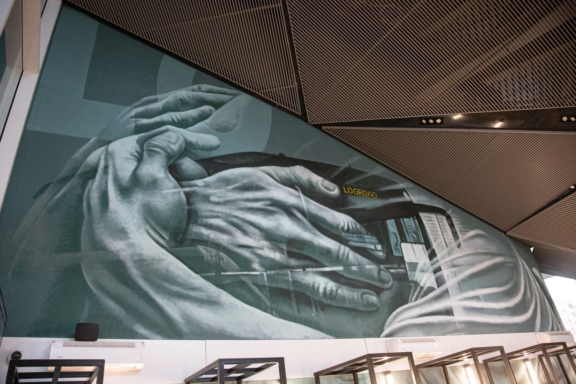 Un abrazo simbólico, obra de Carlos Corres, adquiere todo su significado en la cafetería de la nueva estación de autobuses en el último mural encargado por el Ayuntamiento como tal (2024).