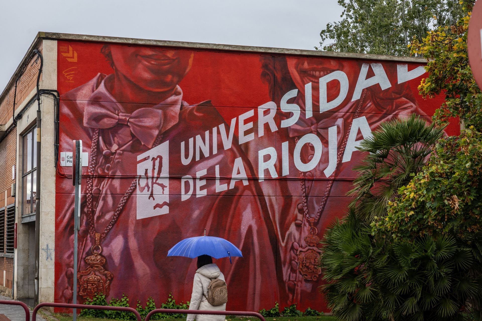 La UR también se ha sumado a decorar algunos espacios al aire libre del campus universitario con murales, caso del de Carlos Torres.