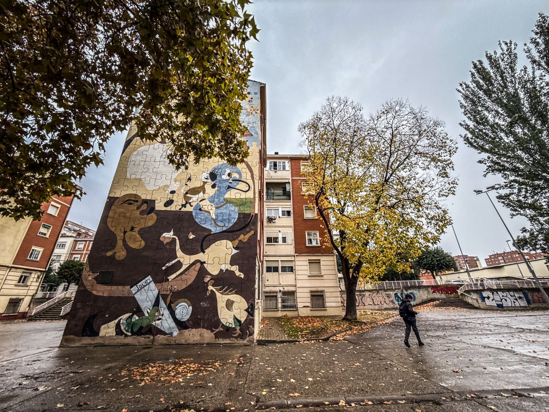 Una de las tres fachadas laterales completas, obra de Juan José Ortega Izquierdo, también con motivo de los 900 años del Fuero celebrado en 1995.