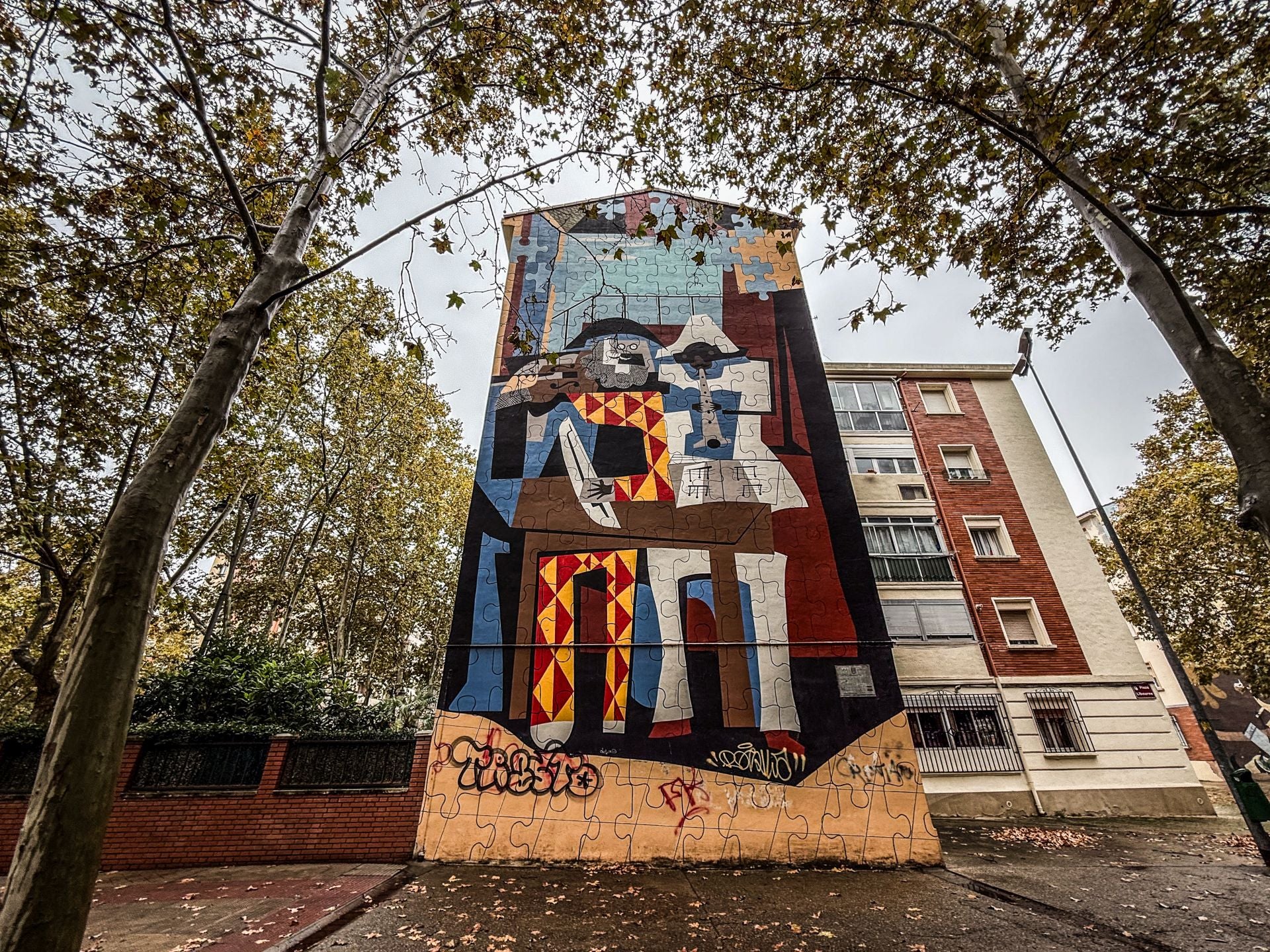 Una de las tres fachadas laterales completas, obra de Juan José Ortega Izquierdo, también con motivo de los 900 años del Fuero celebrado en 1995.