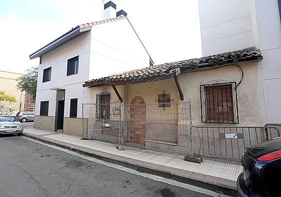 El número 12 de las oficialmente casas 'ultraeconómicas' de Ballesteros, vallada y tapiada tras ser declarada en estado de ruina.