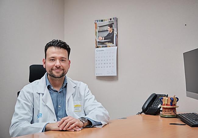David Gonzalo, psicólogo sanitario, en la consulta de la unidad oncológicoa de la AECC en el Cibir.
