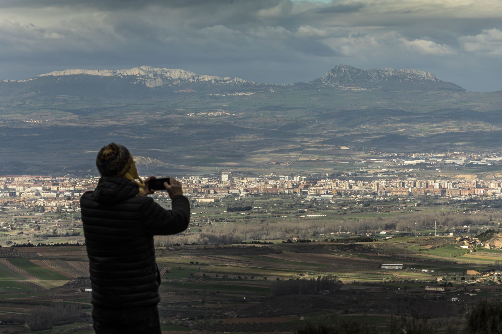 Panorámica de Logroño y la Sierra de Cantabria desde Clavijo.