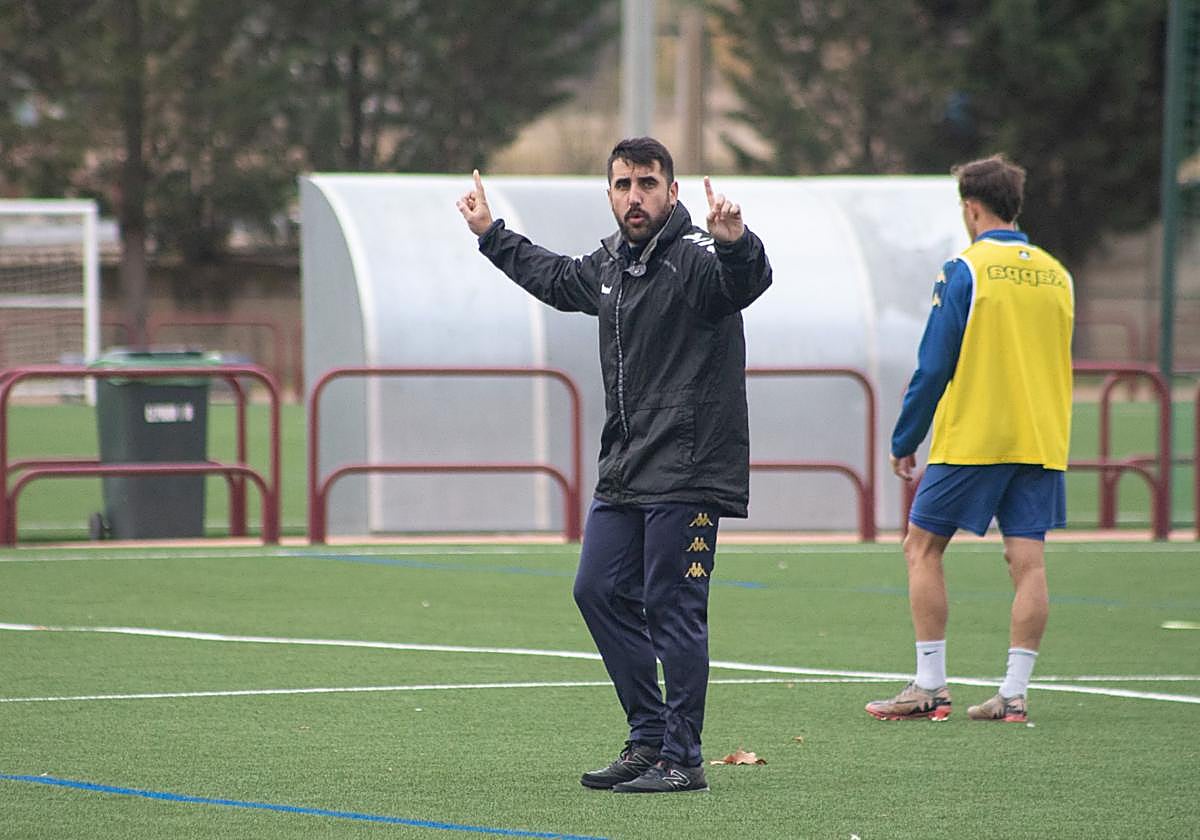 Adrián Cantabrana, en un entrenamiento de esta semana de la SD Logroñés.