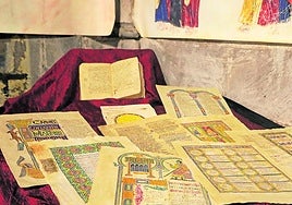 Facsímil de las Glosas (al fondo) y láminas de otros códices.