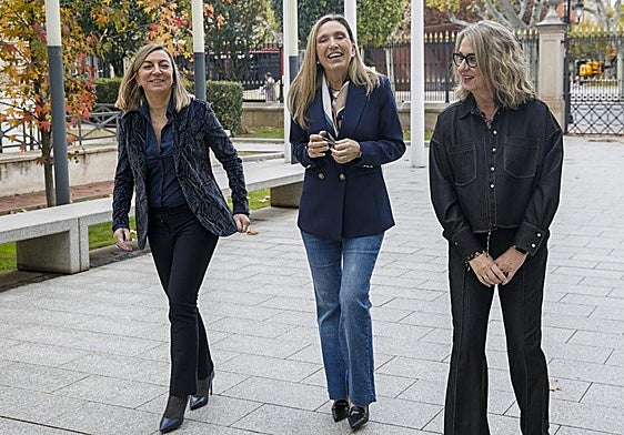 La consejera de Economía, la rectora de la UR y la directora general de Trabajo y Salud Laboral antes de presentar la nueva Cátedra de Diálogo Social y Negociación Colectiva.