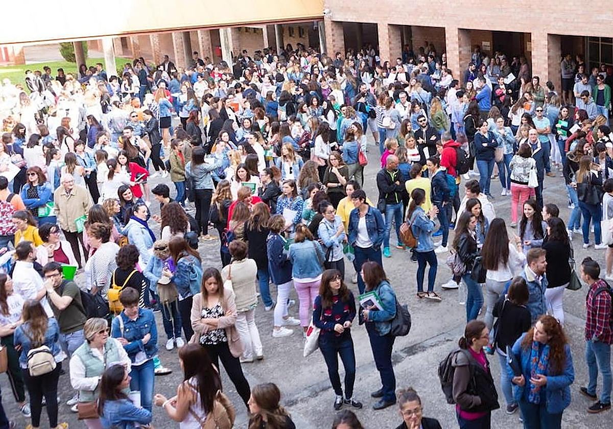 Opositores esperan para entrar a examinarse.