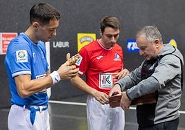 Zabala y Peio Etxeberria observan a Alústiza, responsable del material de la final.