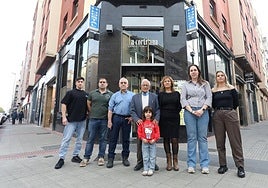 Rufino Moreno, en el centro junto a su bisnieta Carmen, acompañado de su hijo Ángel, su nuera Mari Carmen, sus nietos Ángel y Rubén; Sandra, nuera de Ángel, y Dayana, sobrina de Ángel.