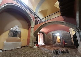 Obras en el interior de la parroquia de San Sebastián de Corera, ayer.