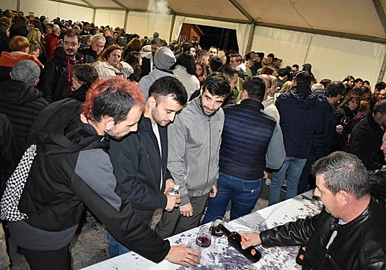 El 'Joven de Noviembre' de la cooperativa San Miguel no paró de servirse en la carpa llena de público.