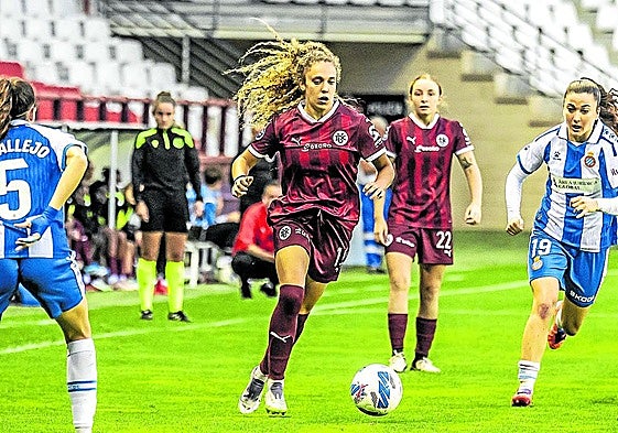 Paula Partido conduce el balón en el partido contra el Espanyol en Las Gaunas.